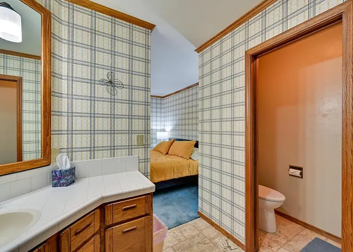 Hot Tub + Games: Spacious Golf Retreat In Holiday home
