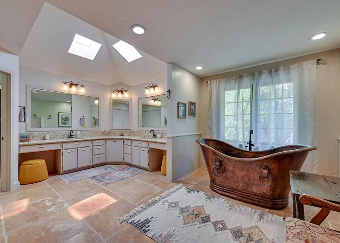 Hot Tub + Games: Spacious Golf Retreat In *