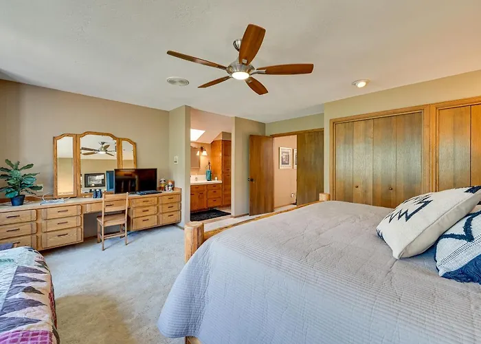Hot Tub + Games: Spacious Golf Retreat In Holiday home