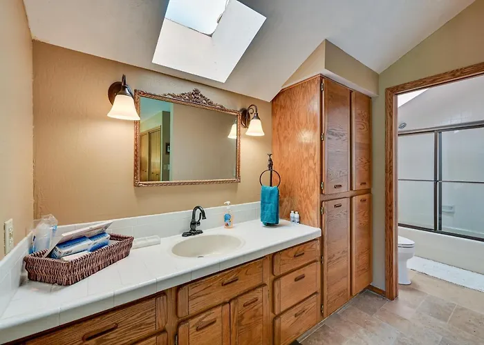 Hot Tub + Games: Spacious Golf Retreat In Holiday home